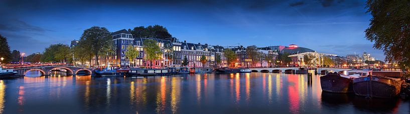 Amsterdam Amstel bij nacht panoramafoto van Bert Rietberg