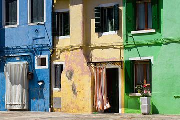 VENISE BURANO maisons colorées - blue yellow green sur Bernd Hoyen