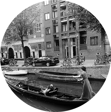 Venice van Nederland.  Een Gondel in Amsterdam. van Marianna Pobedimova