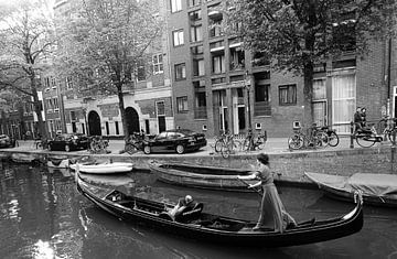 Venice van Nederland.  Een Gondel in Amsterdam. van Marianna Pobedimova