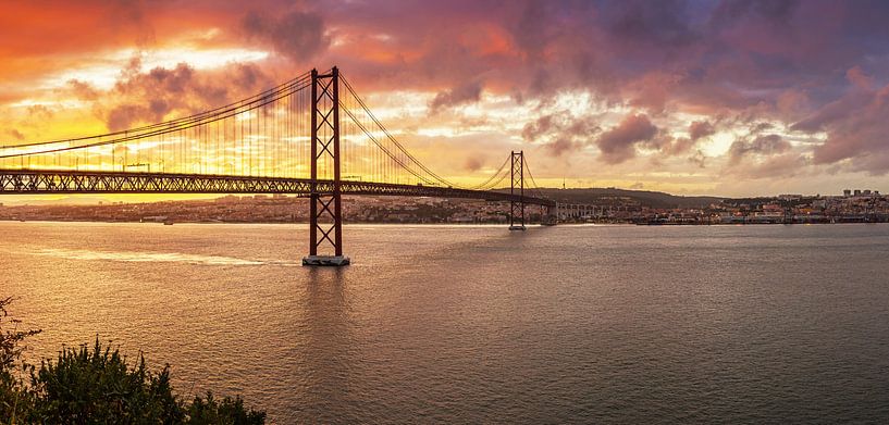 Lissabon und Brücke des 25. Apri von Frank Herrmann