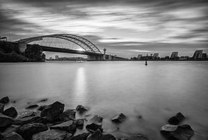 Le pont de Brienenoord en noir et blanc sur Ilya Korzelius