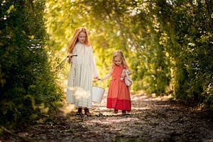 Les filles vont chercher de l'eau dans les bois sur Corine de Ruiter