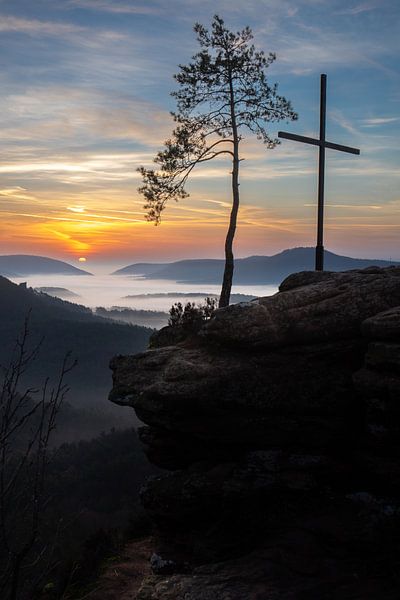 De Rötzenfels, een landschapsopname van een zandsteenrots met een kruis en een boom, zonsopgang met  van Fotos by Jan Wehnert