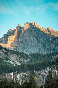 Flanc de montagne dans le soleil du matin sur Joep van de Zandt