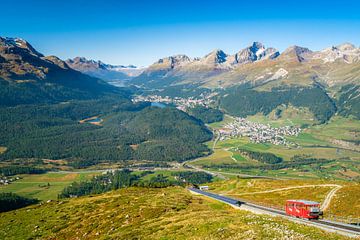 Panoramisch uitzicht op het Oberengadin vanaf Muottas Muragl (Graubünden, Zwitserland) van Chris Rinckes