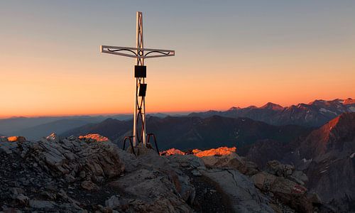 La croix du sommet du Mosermandl dans la lumière du soir