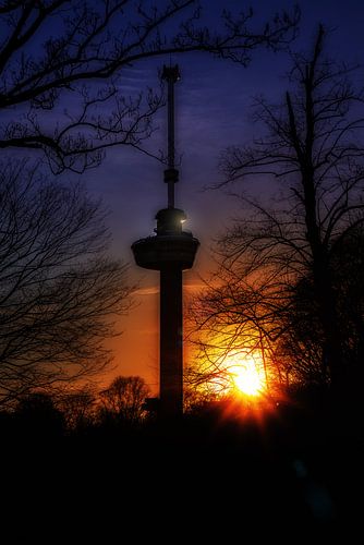 De Euromast in de de avondzon in Rotterdam Nederland.