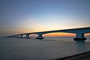 Die Zeelandbrug mit Sonnenaufgang.