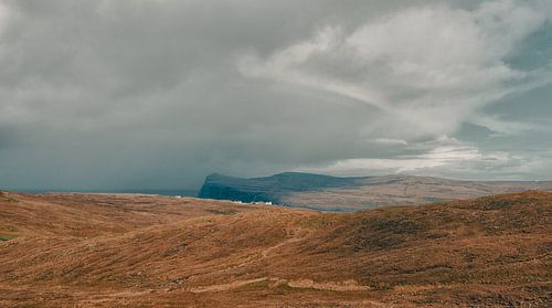 Neist Point klif in idyllisch Schotland bij de Highlands op het eiland Skye.