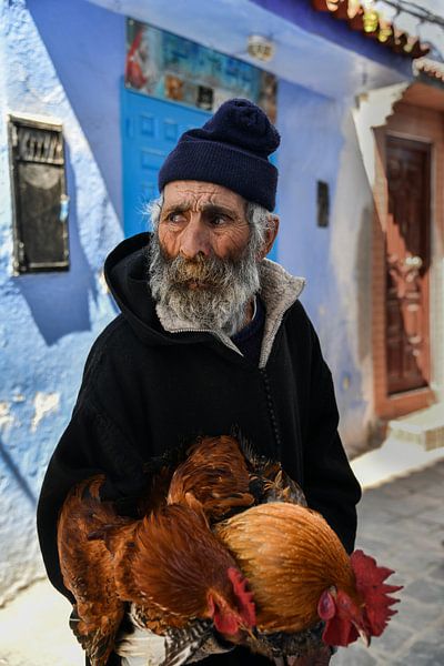 Oude man met baard en kippen in Marokko van Romy Oomen