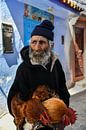 Oude man met baard en kippen in Marokko van Romy Oomen thumbnail