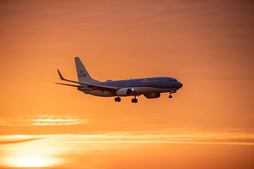 Le Boeing 737 de KLM atterrit au cours d'une matinée ensoleillée