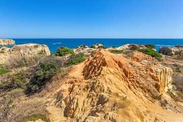 Landschap met rotsen en zee aan kust in Portugal van Ben Schonewille