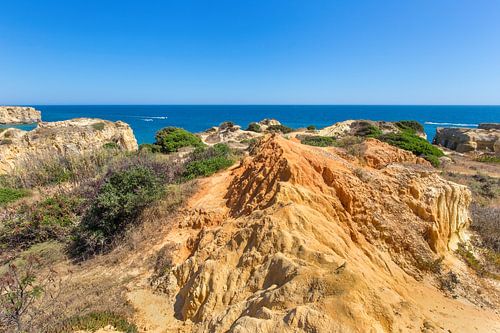 Landschap met rotsen en zee aan kust in Portugal