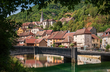 Das von Bäumen eingerahmte Dorf Lods im Département Doubs