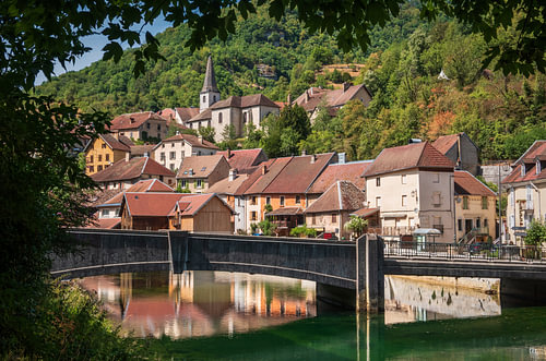 Das von Bäumen eingerahmte Dorf Lods im Département Doubs