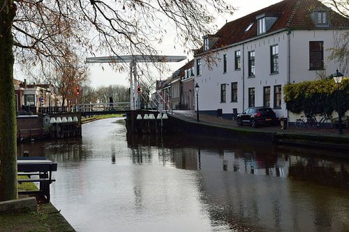 Man passeert de brug