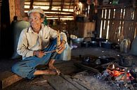Man bezig met het maken van thee,  Keng Tung, Myanmar (Birma) van Jeroen Florijn thumbnail