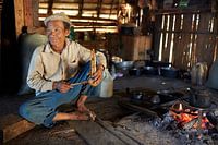 Man bezig met het maken van thee,  Keng Tung, Myanmar (Birma)