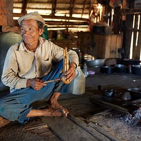 Man bezig met het maken van thee,  Keng Tung, Myanmar (Birma) van Jeroen Florijn