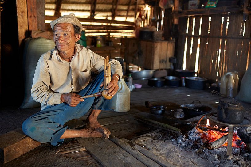 Man bezig met het maken van thee,  Keng Tung, Myanmar (Birma) van Jeroen Florijn