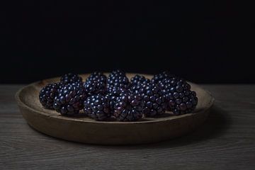 Dunkles und stimmungsvolles Stillleben mit Brombeeren in einer Holzschale von John van de Gazelle fotografie