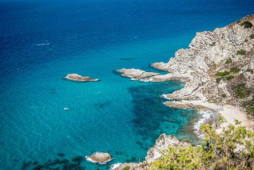 Mer bleue d'azur sur la côte de la Calabre, Italie, tirage photo