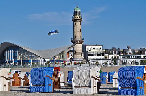 Het zomerse badplaatsje Warnemünde aan de Oostzee met vuurtoren en Teepott 