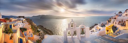 Santorini panorama met uitzicht op zee.