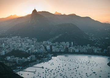 Blick über Rio de Janeiro, den Hafen und die Statue bei Sonnenuntergang