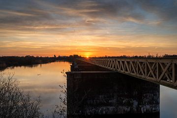 Sonnenaufgang an der Moerputtenbrücke von Maikel Brands