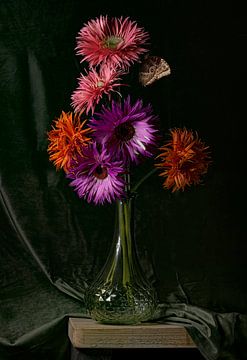 Kleurrijke bloemen in glazen vaas van Inkhere Art