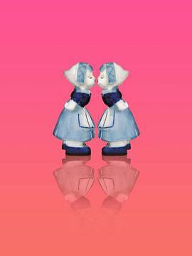 Delft blue kissing couple. Women, on pink background by Mijke Konijn