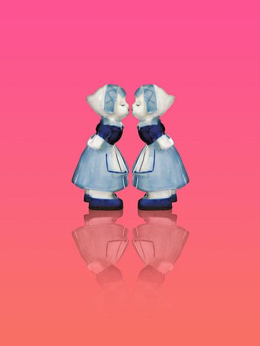 Delfts blauw kussend paar. Vrouwen, op roze achtergrond