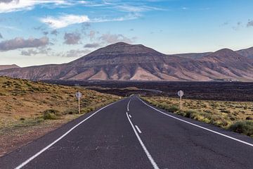 Route avec montagne sur Lanzarote