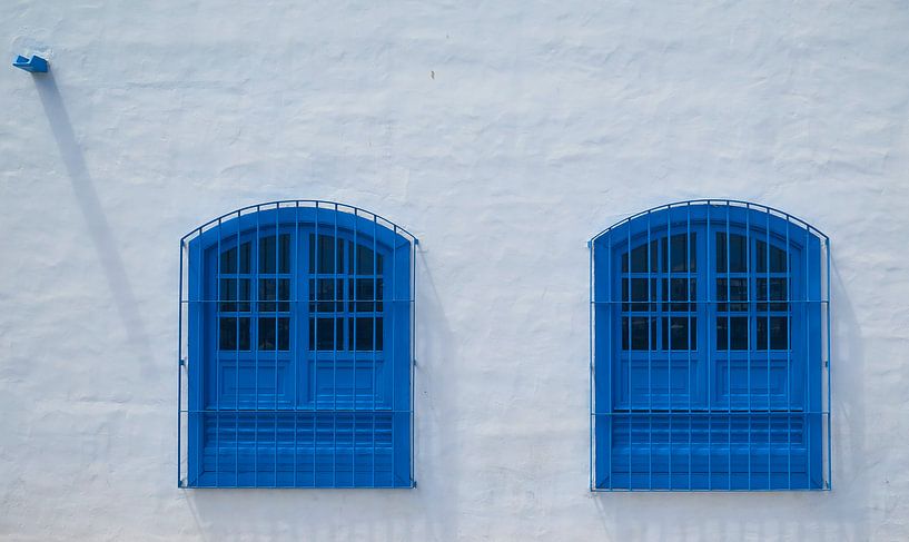 Blauwe ramen, Arrecife, Lanzarote. van Hennnie Keeris
