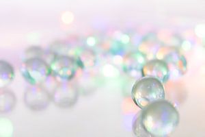 Pastellfarbene Glaskugeln – Lichtspiel in Bokeh