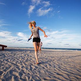 Stranden van Florida Beach rennen meisje von Sita Koning