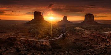 Das Monument Valley in den USA zum Sonnenaufgang