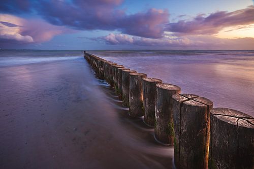 Ostsee Strand von Heiligenhafen mit Buhnen zum Sonnenuntergang