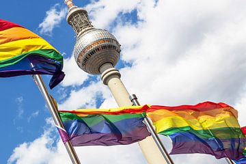 Fernsehturm Berlin mit Regenbogen-Fahnen