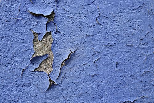 Afbladderende verf op een vervallen gevel