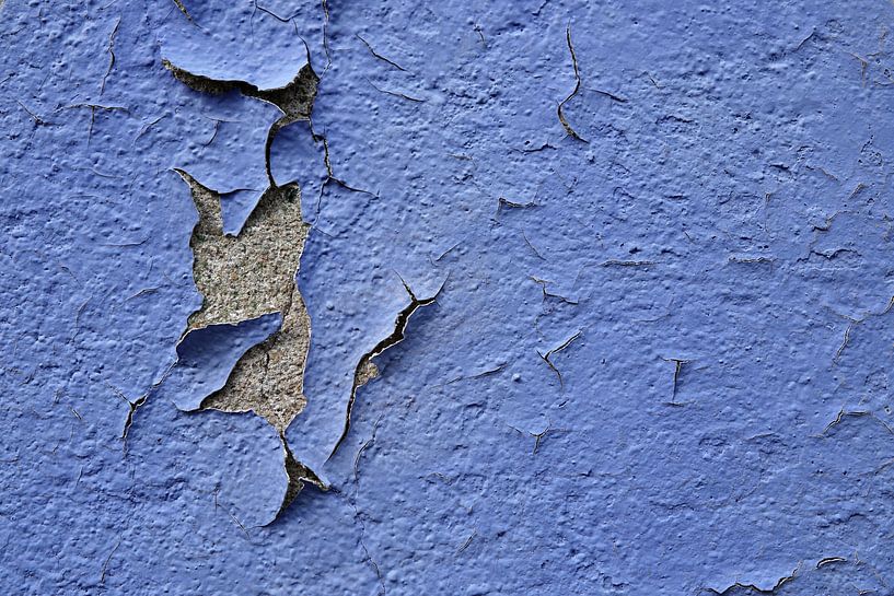 abblätternde Farbe an einer maroden Fassade von Heiko Kueverling