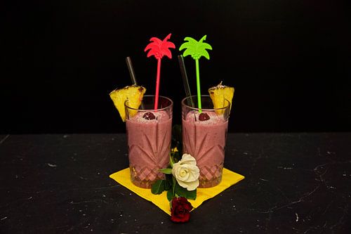 Framboos en ananas kokos cocktail met rum.