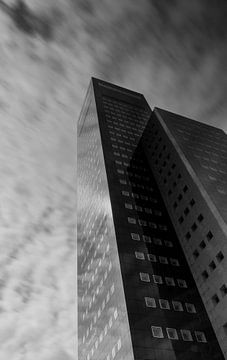 Zwart wit flat gebouw Leeuwarden van Patrick Verhoef