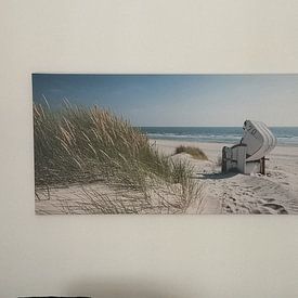 Klantfoto: Noordzee - Strandstoel met stralend Duingras van Reiner Würz / RWFotoArt, op canvas
