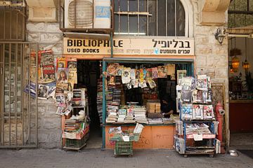 Boekhandel. Straatfotografie Tel Aviv. van Alie Ekkelenkamp