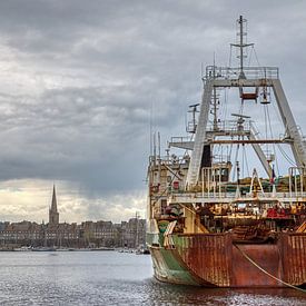 Vistrawler in de haven van Saint-Malo van W J Kok