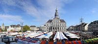 De wekelijkse markt op de Markt in Maastricht
